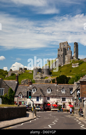 Ruines du château de Corfe tower au-dessus du pub et Greyhound Bankes Arms Hotel de Corfe Castle village, Dorset, England, UK Banque D'Images