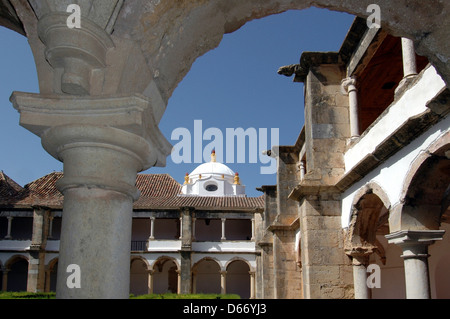 Cour de l'ancien couvent du XVIe siècle qui abrite aujourd'hui le Musée municipal de Faro ou Museu Municipal de Faro autrefois connu sous le nom de Musée archéologique de Faro qui expose des artefacts découverts dans la ville et ses environs situés dans la région de l'Algarve au sud du Portugal Banque D'Images