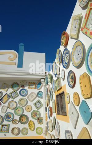 Les plaques peintes à la main dans un atelier de poterie Sagres Algarve Portugal Banque D'Images
