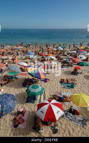 Paniers-plage avec transats à Praia dos Pescadores situé juste en face de la vieille ville d'Albufeira en Algarve, la région la plus méridionale du Portugal Banque D'Images