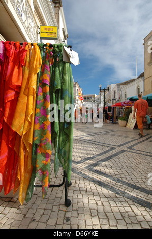 Rue pavée de la vieille ville, dans le sud du Portugal Algarve Albufeira Banque D'Images