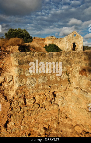 Reste de Le Château de Paderne construit à la fin du xiie siècle par les Berbères dans la paroisse civile de Paderne en Algarve au Portugal Banque D'Images