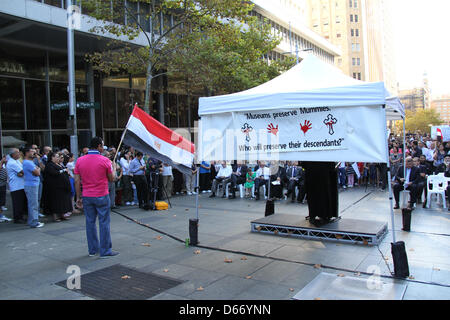 Martin Place, Sydney, Australie. 14 avril 2013. La communauté chrétienne copte australien ont protesté contre la terreur d'Etat en Egypte à Martin Place Sydney. Plusieurs orateurs ont pris la parole à l'événement. Les manifestants scandaient des signes et tenues pour un arrêt à la persécution de leur communauté et de la culture. Crédit : (c) Richard Milnes / Alamy Live News Banque D'Images