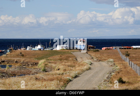 Bateaux de pêche en bois ancien tiré vers le haut au-dessus de la plage, sur le détroit de Magellan . Punta Arenas, Chili. Banque D'Images