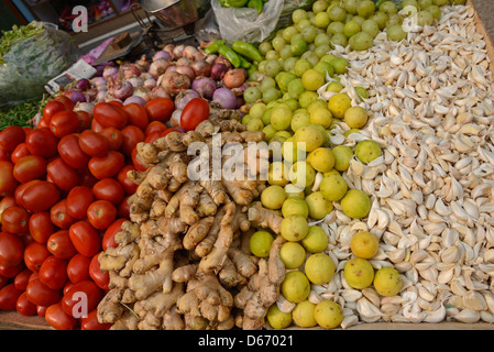 Produits frais en vente dans le camp de réfugiés tibétains Majnu Ka Tila à New Delhi, en Inde Banque D'Images