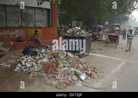 Dans un bidonville empilé avec détritus pourris dans Old Delhi, Inde Banque D'Images