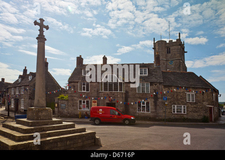 Un rouge livraison van stationné à l'extérieur du bureau de poste de la place et monument commémoratif de guerre à Corfe Castle village, Dorset, England, UK Banque D'Images