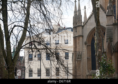 Vue de l'Église du Christ Roi, Bloomsbury, de Gordon Square, Bloomsbury, London, UK. Banque D'Images