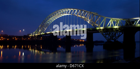 Runcorn Bridge at night Banque D'Images