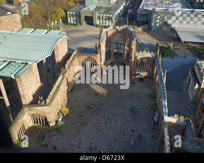 St Michael's Cathédrale, Coventry, en Angleterre. Vue vers le bas à bombardé et détruit la nef de l'ancienne cathédrale, avec nouvelle par Spence sur la gauche Banque D'Images