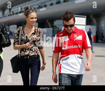 Shanghai, Chine. 14 avril 2013. Sport Automobile : Championnat du Monde de Formule 1 de la FIA 2013, Grand Prix de Chine. Dasha Kapustina # 3 Fernando Alonso (ESP, la Scuderia Ferrari). Afp Photo Alliance/Alamy Live News Banque D'Images