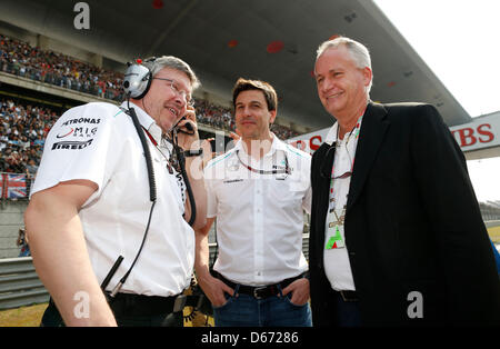 Shanghai, Chine. 14 avril 2013. Sport Automobile : Championnat du Monde de Formule 1 de la FIA 2013, Grand Prix de Chine. Toto Wolff Directeur exécutif de Mercedes AMG Petronas Formula One Team James Ross Brawn Formule Un principal Petronas. Afp Photo Alliance/Alamy Live News Banque D'Images