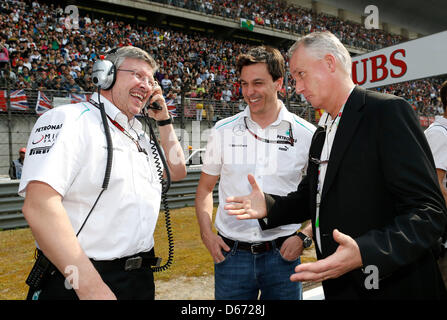 Shanghai, Chine. 14 avril 2013. Sport Automobile : Championnat du Monde de Formule 1 de la FIA 2013, Grand Prix de Chine. Toto Wolff Directeur exécutif de Mercedes AMG Petronas Formula One Team James Ross Brawn Formule Un principal Petronas. Afp Photo Alliance/Alamy Live News Banque D'Images