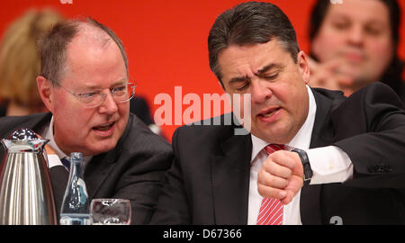 Candidat chancelier du SPD Peer Steinbrück (L) et le président du SPD, Sigmar Gabriel, exposé à la conférence du parti fédéral du SPD à Augsburg, Allemagne, 14 avril 2013. Photo : HANNIBAL /AFP Banque D'Images