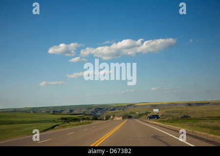 L'autoroute de l'Alberta à partir d'un véhicule en été près de Drumheller. Banque D'Images