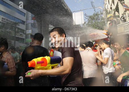 Bangkok, Thaïlande. 14 avril 2013. Les gens aiment jouer à canon à eau à Silom road. Songkran, le nouvel an festival commence marquant le début de Nouvel An thaï, quand les gens célébrer de diverses façons, y compris les projections d'eau à l'autre pour la chance. Un Sahakorn Piti/Alamy Live News Banque D'Images