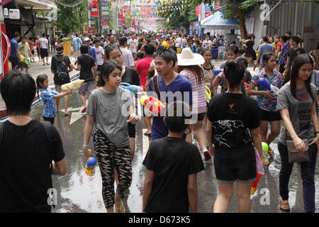 Bangkok, Thaïlande. 14 avril 2013. Au cours d'un festival à Centerpoint salon . Songkran, le nouvel an festival commence marquant le début de Nouvel An thaï, quand les gens célébrer de diverses façons, y compris les projections d'eau à l'autre pour la chance. Un Sahakorn Piti/Alamy Live News Banque D'Images