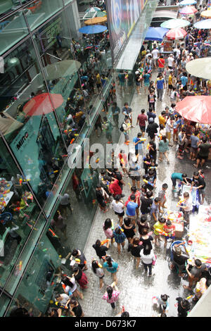 Bangkok, Thaïlande. 14 avril 2013. Au cours d'un festival à Centerpoint salon . Songkran, le nouvel an festival commence marquant le début de Nouvel An thaï, quand les gens célébrer de diverses façons, y compris les projections d'eau à l'autre pour la chance. Un Sahakorn Piti/Alamy Live News Banque D'Images