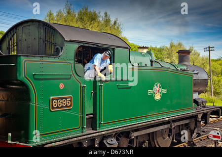 Ex GWR 0-6-2T No6695 attend de s'écarter de Corfe Castle station sur le chemin de fer Swanage Dorset préservé England UK Banque D'Images