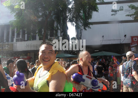 Bangkok, Thaïlande. 14 avril 2013. Les gens aiment jouer à canon à eau à Silom road. Songkran, le nouvel an festival commence marquant le début de Nouvel An thaï, quand les gens célébrer de diverses façons, y compris les projections d'eau à l'autre pour la chance. Un Sahakorn Piti/Alamy Live News Banque D'Images