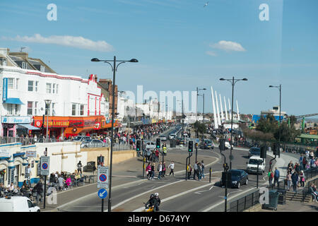 Southend, Essex. 14 avril 2013. Le temps chaud prévu et le soleil arrive finalement. Un grand nombre de personnes s'est rendu à la station balnéaire de Southend on Sea. Marine Parade régénérée récemment est maintenant un espace partagé pour les piétons et les véhicules, mais suscite une controverse avec les militants de la sécurité. La Farandole Stock Photo/Alamy Live News Banque D'Images