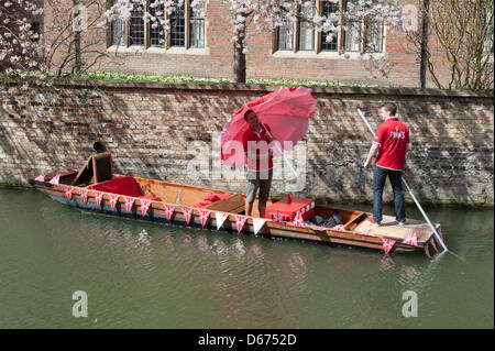 Cambridge, UK. 14 avril 2013. Décorée dans un punt vend des boissons et des collations sur la rivière Cam. La rivière était occupé par les touristes profitant de la journée la plus chaude de l'année avec des températures jusqu'à frapper 20 degrés centigrades. Le printemps est enfin arrivé après des semaines de temps froid et pluvieux. Julian Eales/Alamy Live News Banque D'Images