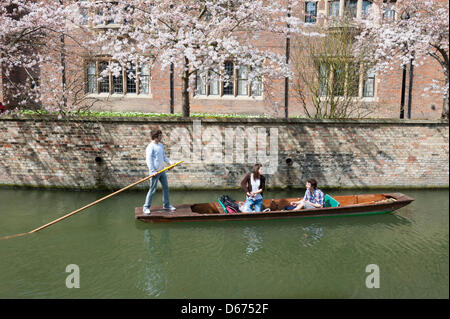 Cambridge, UK. 14 avril 2013. Les touristes profiter de soleil en barque sur la rivière Cam. La rivière était occupé par les touristes profitant de la journée la plus chaude de l'année avec des températures jusqu'à frapper 20 degrés centigrades. Le printemps est enfin arrivé après des semaines de temps froid et pluvieux. Julian Eales/Alamy Live News Banque D'Images