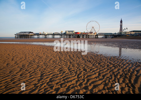 Front de mer de Blackpool Central Pier et plage, tôt le matin Banque D'Images