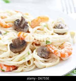 Pâtes aux champignons et crevettes crémeux Banque D'Images