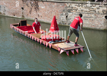 Cambridge, UK. 14 avril 2013. Décorée dans un punt vend des boissons et des collations sur la rivière Cam. La rivière était occupé par les touristes profitant de la journée la plus chaude de l'année avec des températures jusqu'à frapper 20 degrés centigrades. Le printemps est enfin arrivé après des semaines de temps froid et pluvieux. Julian Eales/Alamy Live News Banque D'Images