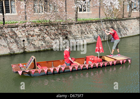 Cambridge, UK. 14 avril 2013. Décorée dans un punt vend des boissons et des collations sur la rivière Cam. La rivière était occupé par les touristes profitant de la journée la plus chaude de l'année avec des températures jusqu'à frapper 20 degrés centigrades. Le printemps est enfin arrivé après des semaines de temps froid et pluvieux. Julian Eales/Alamy Live News Banque D'Images