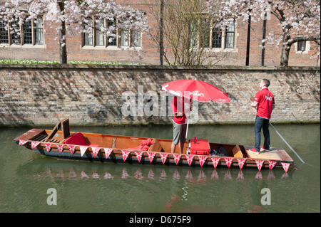 Cambridge, UK. 14 avril 2013. Décorée dans un punt vend des boissons et des collations sur la rivière Cam. La rivière était occupé par les touristes profitant de la journée la plus chaude de l'année avec des températures jusqu'à frapper 20 degrés centigrades. Le printemps est enfin arrivé après des semaines de temps froid et pluvieux. Julian Eales/Alamy Live News Banque D'Images