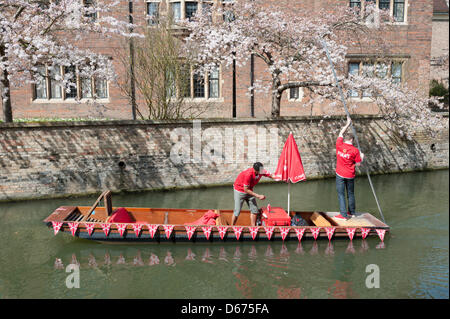 Cambridge, UK. 14 avril 2013. Décorée dans un punt vend des boissons et des collations sur la rivière Cam. La rivière était occupé par les touristes profitant de la journée la plus chaude de l'année avec des températures jusqu'à frapper 20 degrés centigrades. Le printemps est enfin arrivé après des semaines de temps froid et pluvieux. Julian Eales/Alamy Live News Banque D'Images