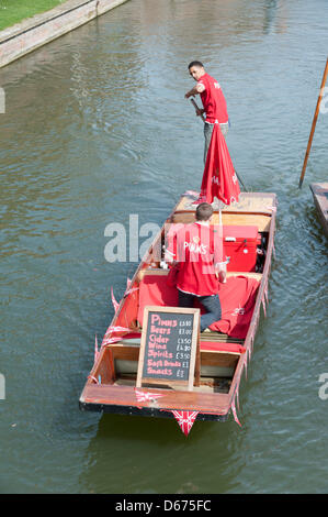 Cambridge, UK. 14 avril 2013. Décorée dans un punt vend des boissons et des collations sur la rivière Cam. La rivière était occupé par les touristes profitant de la journée la plus chaude de l'année avec des températures jusqu'à frapper 20 degrés centigrades. Le printemps est enfin arrivé après des semaines de temps froid et pluvieux. Julian Eales/Alamy Live News Banque D'Images