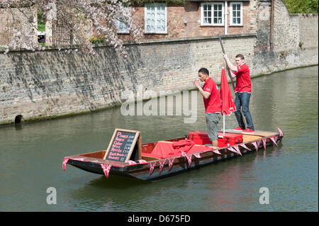 Cambridge, UK. 14 avril 2013. Décorée dans un punt vend des boissons et des collations sur la rivière Cam. La rivière était occupé par les touristes profitant de la journée la plus chaude de l'année avec des températures jusqu'à frapper 20 degrés centigrades. Le printemps est enfin arrivé après des semaines de temps froid et pluvieux. Banque D'Images