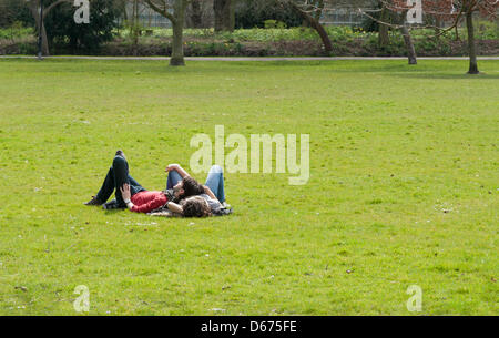 Cambridge, UK. 14 avril 2013. Un couple se détendre dans temps chaud et ensoleillé sur Jésus vert. La rivière et les parcs étaient occupés par les touristes profitant de la journée la plus chaude de l'année avec des températures jusqu'à frapper 20 degrés centigrades. Le printemps est enfin arrivé après des semaines de temps froid et pluvieux. Julian Eales/Alamy Live News Banque D'Images