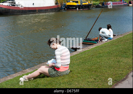 Cambridge, UK. 14 avril 2013. Les gens vous détendre au bord de la rivière Cam, dans temps chaud et ensoleillé au bord de la rivière Cam. La rivière était occupé par les touristes profitant de la journée la plus chaude de l'année avec des températures jusqu'à frapper 20 degrés centigrades. Le printemps est enfin arrivé après des semaines de temps froid et pluvieux. Julian Eales/Alamy Live News Banque D'Images