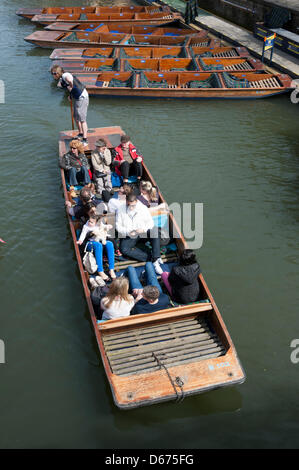 Cambridge, UK. 14 avril 2013. Les touristes profiter de soleil en barque sur la rivière Cam. La rivière était occupé par les touristes profitant de la journée la plus chaude de l'année avec des températures jusqu'à frapper 20 degrés centigrades. Le printemps est enfin arrivé après des semaines de temps froid et pluvieux. Julian Eales/Alamy Live News Banque D'Images