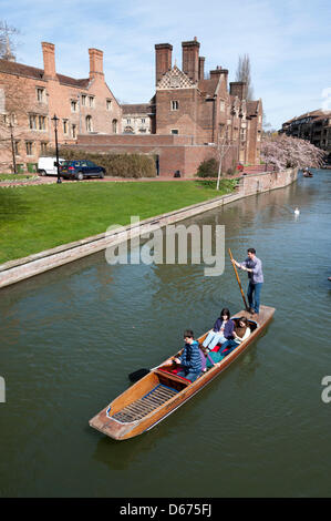 Cambridge, UK. 14 avril 2013. Les touristes profiter de soleil en barque sur la rivière Cam. La rivière était occupé par les touristes profitant de la journée la plus chaude de l'année avec des températures jusqu'à frapper 20 degrés centigrades. Le printemps est enfin arrivé après des semaines de temps froid et pluvieux. Julian Eales/Alamy Live News Banque D'Images