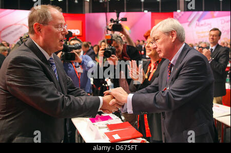 Augsburg, Allemagne. 14 avril 2013. Candidat chancelier du SPD Peer Steinbrueck, serre la main du président de la Confédération des syndicats allemands (DGB), Michael Sommer (R), à la conférence extraordinaire du parti du SPD. Photo : HANNIBAL /AFP/Alamy Live News Banque D'Images