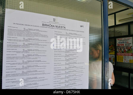 ZAGREB, CROATIE 14 avril 2013 - Les Croates ont pris le dimanche pour les premières élections pour le Parlement européen. Pour les 12 sièges au parlement croate, 336 candidats sont en compétition. Le taux de participation aux élections n'est pas grande. La Croatie entre dans l'Union européenne le 1er juillet 2013. Dubravko Grakalic/Alamy Live News Banque D'Images