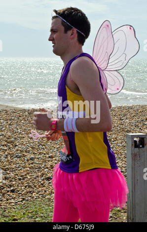 Brighton, UK. 14 avril 2013. Runner vêtu comme un conte avec la dernière détermination, luttes quelques kilomètres de Brighton Crédit phot Marathon : Julia Claxton/Alamy Live News Banque D'Images