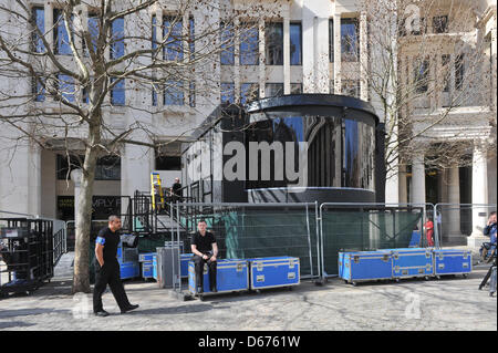 La Cathédrale St Paul, à Londres, Royaume-Uni. 14 avril 2013. Un studio de télévision temporaire à l'extérieur de la Cathédrale St Paul. La baronne Thatcher des barrières de sécurité qui bordent la route cérémonielle. Matthieu Chattle/Alamy Live News Banque D'Images