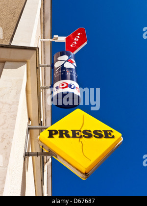 Les panneaux publicitaires en plastique sur le mur du bureau de tabac - France. Banque D'Images