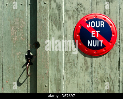 Pas d'attente / Pas de stationnement "Nuit et Jour" (nuit et jour) panneau routier - France Banque D'Images