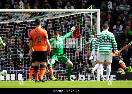 Glasgow, Ecosse. 14 avril 2013. Dundee United's Jon Daly marquant pour le rendre 2-1 au cours de la demi-finale de la Coupe écossais William Hill 2013, stade de Hampden Park, Glasgow. Plus Sport Action Images/Alamy Live News Banque D'Images