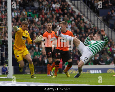 Glasgow, Ecosse. 14 avril 2013. Gary Hooper de Celtic s'approche de la notation au cours de la demi-finale de la Coupe écossais William Hill 2013, stade de Hampden Park, Glasgow. Plus Sport Action Images/Alamy Live News Banque D'Images