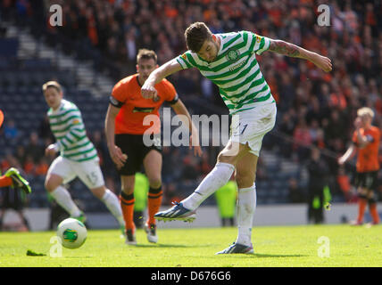 Glasgow, Ecosse. 14 avril 2013. Du celtique Charlie Mulgrew a un tir au but lors de la demi-finale de la Coupe écossais William Hill 2013, stade de Hampden Park, Glasgow. Plus Sport Action Images/Alamy Live News Banque D'Images