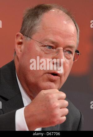 Candidat chancelier du SPD, Peer Steinbrück, prend la parole à la conférence du parti fédéral du SPD à Augsburg, Allemagne, 14 avril 2013. Photo : PETER KNEFFEL Banque D'Images