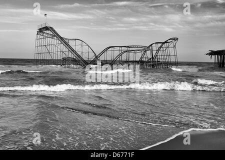 Le Jet Star roller coaster toujours ensembles dans l'océan Atlantique à Seaside Heights, NJ USA en noir et blanc. La montagne russe a été déposé là par l'Ouragan Sandy en octobre 2012 et a été supprimée en mai 2013 Banque D'Images